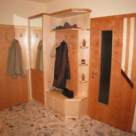 Maßmöbel, begehbare Schränke oder die Küche vom Tischler